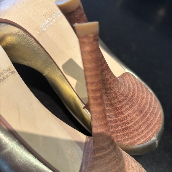 Size 7.5 (Medium Width) Gild/gold  Marciano 3.5" high Classic Leather Pumps - Picture 8 of 9